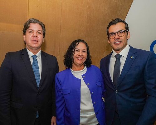 foto do ministro das comunicações, ao lado da secretária executiva e o novo presidente dos correios