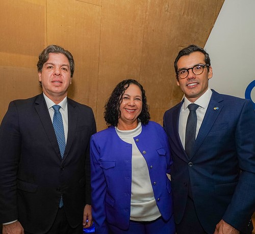 foto do ministro das comunicações, ao lado da secretária executiva e o novo presidente dos correios