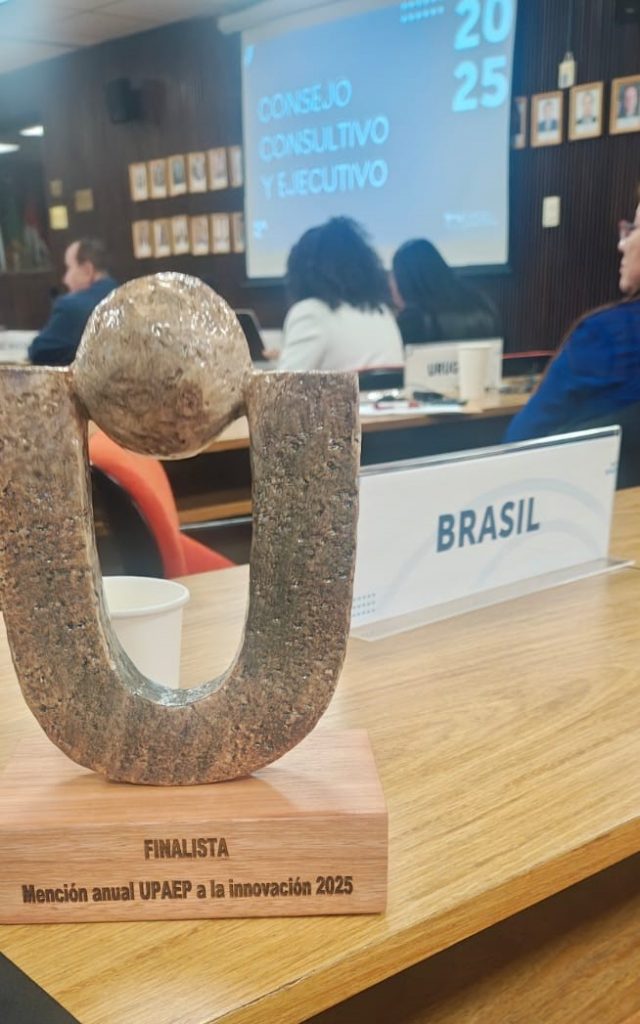 Troféu recebido pelos Correios